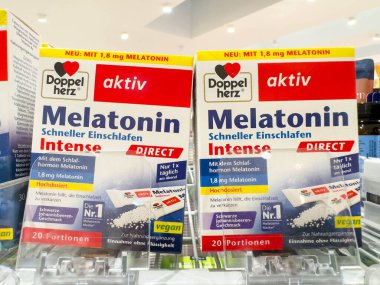 Villach, Avusturya - 21 Ağustos 2025: Doppelherz Melatonin Yoğun kutuları bir eczanede sergileniyor, daha iyi bir uyku için vejetaryen formülleri vurgulanıyor