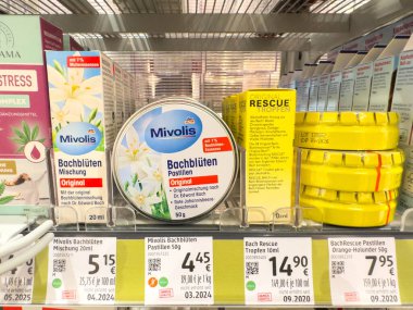 Villach, Avusturya - 21 Ağustos 2025: Mivolis Bachbluten bitkisel ilaçları bir süpermarket rafında güzelce düzenlenerek, refah ve stres azaltma seçenekleri vurgulandı