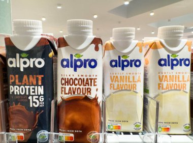 Villach, Avusturya - 21 Ağustos 2025: Çikolata ve vanilya aromalı, modern ambalaj ve markalaşmayı ön plana çıkaran Alpro bitki protein içecekleri