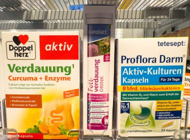 Villach, Avusturya - 21 Ağustos 2025: Eczane raflarındaki sağlık takviyeleri arasında Doppelherz, sanolact ve sindirim sağlığı ve enzim desteği yer alıyor