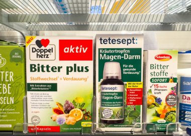 Villach, Avusturya - 21 Ağustos 2025: Eczane raflarındaki bitkisel takviyeler arasında Doppelherz Bitter +, tetesept Magen-Darm ve Schaebens Bitterstoffe yer alıyor.