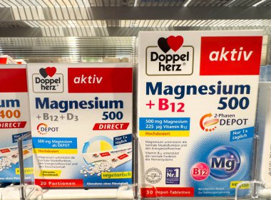 Villach, Avusturya - 21 Ağustos 2025: B12 ve D3 ile birlikte Doppelherz Magnezyum 500, sağlık ve sağlık yararlarını vurgulayan bir mağaza rafında sergilenmektedir