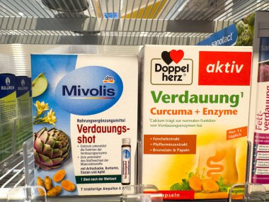 Villach, Avusturya - 21 Ağustos 2025: Mivolis ve Doppelherz 'in sindirim takviyeleri bir eczane rafında belirgin bir şekilde sergilenmekte, sağlık yardımları ve canlı ambalajlarını vurgulamaktadır