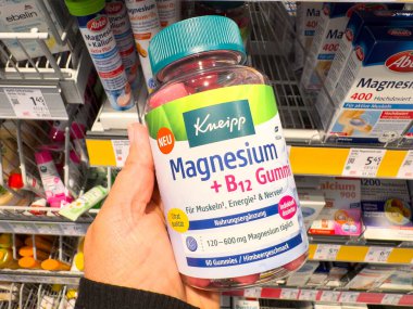 Villach, Avusturya - 21 Ağustos 2025: Kneipp Magnezyum B12 jelibonları eczane koridorunda, sağlık yardımları ve renkli ambalajları vurguluyor