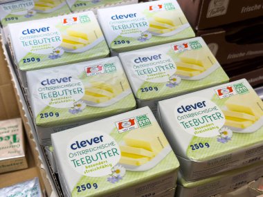 Villach, Avusturya - 21 Ağustos 2025: Akıllı Avusturya çay tereyağı paketleri bir süpermarket rafında sergileniyor, çekici tasarımları ve markalaşmaları vurgulanıyor