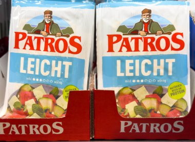 Villach, Avusturya - 21 Ağustos 2025: Patros peyniri paketleri bir süpermarket rafında belirgin bir şekilde sergileniyor, çekici tasarımı ve tazeliği vurgulanıyor