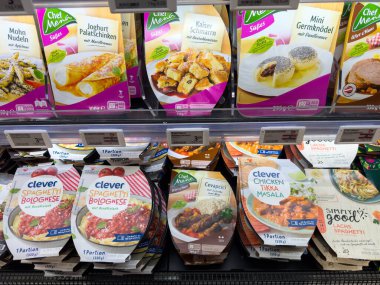 Villach, Avusturya - 21 Ağustos 2025: Şef Me yemek paketleri, meşgul tüketiciler için uygun-yemeye-hazır yemekleri vurgulayarak, bir market dondurucusunda düzenli olarak düzenlenmiştir