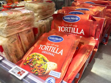 Villach, Avusturya - 21 Ağustos 2025: Santa Maria tortilla paketleri parlak renkler ve gıda hastaları için cazip grafikler içeren bir bakkalda belirgin bir şekilde sergilenmektedir