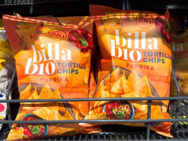 Villach, Avusturya - 21 Ağustos 2025: Paprika aromalı biyo tortilla cipsleri, organik cazibe ve canlı ambalajlarını vurgulayan süpermarket raflarında belirgin bir şekilde sergilenmektedir