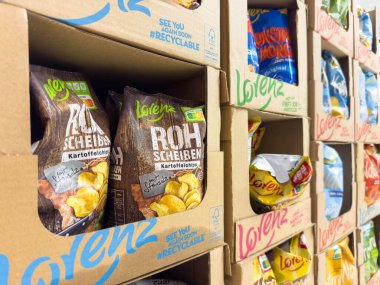 Villach, Avusturya - 21 Ağustos 2025: Lorenz patates cipsi ambalajı, renkli markalı ve çeşitli aromalı çevre dostu kutularla perakende vitrininde düzenlendi