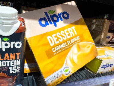 Villach, Avusturya - 21 Ağustos 2025: Karamel aromalı Alpro tatlı ambalajı, bitki temelli seçenekleri ön plana çıkaran bir süpermarket rafında belirgin bir şekilde sergileniyor