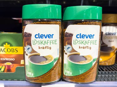 Villach, Avusturya - 21 Ağustos 2025: Zeki Loskaffe hazır kahve kavanozları açık bir şekilde süpermarket rafında sergileniyor, canlı ambalajlarını ve zengin kahve desenlerini ön plana çıkarıyor