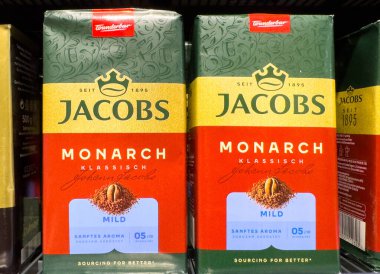 Villach, Avusturya - 21 Ağustos 2025: Jacobs Monarch kahve paketleri bir süpermarket rafında belirgin bir şekilde sergileniyor, zengin renklerini ve markalarını ön plana çıkarıyor