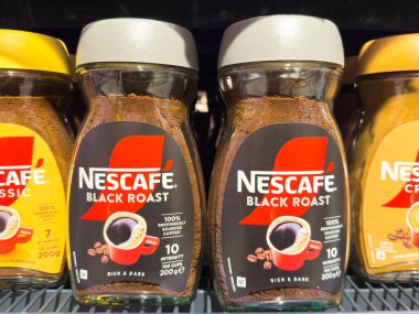 Villach, Avusturya - 21 Ağustos 2025: Nescafe Black Roast kahve kavanozları süpermarket raflarında, kaliteli kahve arayanlar için zengin lezzet ve aromayı vurguluyor