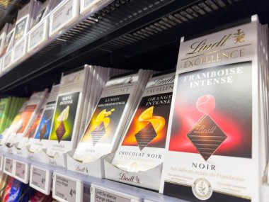 Villach, Avusturya - 21 Ağustos 2025: Lindt Excellence çikolataları, ahududu, limon ve portakallı çikolata meraklıları için bir süpermarket rafında sergilenmektedir.