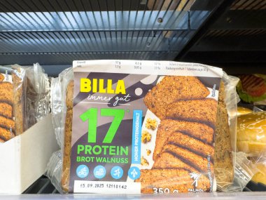 Villach, Avusturya - 21 Ağustos 2025: BILLA iç bağırsak proteini ceviz ekmeği, yüksek protein içeriği ve cazip ambalajını vurgulayarak bir süpermarket rafında sergileniyor