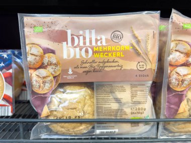 Villach, Avusturya - 21 Ağustos 2025: Billa Bio Mehrkorn-Weckerl ambalajı süpermarket rafında sağlıklı atıştırmalık seçenekleri vurguluyor