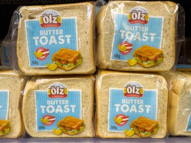 Villach, Avusturya - 21 Ağustos 2025: Olz Tereyağlı Tost ekmeği bir süpermarket rafına güzelce yerleştirildi, parlak paketler ve müşteriler için davetkar görseller sunuldu