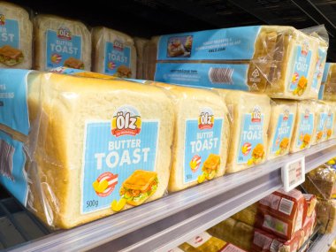 Villach, Avusturya - 21 Ağustos 2025: Olz Tereyağlı Tost Ekmek Paketleri, renkli markalaşma ve müşteriler için davetkar tasarımı vurguluyor