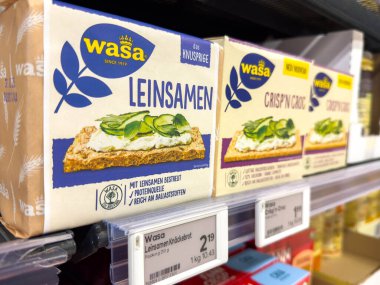 Villach, Avusturya - 21 Ağustos 2025: Wasa gevrek paketleri bir süpermarket rafında sergileniyor, renkli markalarla Leinsamen ve Crisp 'n Croc çeşitleri vurgulanıyor