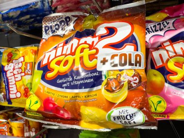 Villach, Avusturya - 21 Ağustos 2025: Nimm2 Yumuşak 2 Kola şekerleri bir mağaza rafında sergileniyor, şeker meraklıları ve müşterilere hitap ediyor