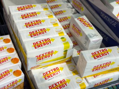 Villach, Avusturya - 21 Ağustos 2025: Raflarda sergilenen Dextro Enerji Ürünleri, parlak ambalajlama ve berrak markalaşma, sağlık ve sağIık tasvirleri için mükemmel