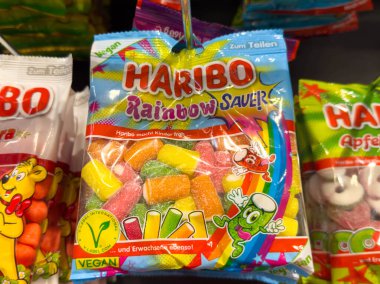 Villach, Avusturya - 21 Ağustos 2025: HARIBO Gökkuşağı Ekşi şekerlemeleri parlak bir pakette, herkese keyifli ve eğlenceli bir şeker deneyimi sunuyor