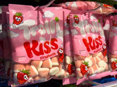 Villach, Avusturya - 21 Ağustos 2025: Parlak renkli Trolli Kiss çilekli şekerlemeler, bir mağaza rafında düzenlenmiş, şeker meraklılarına hitap eden