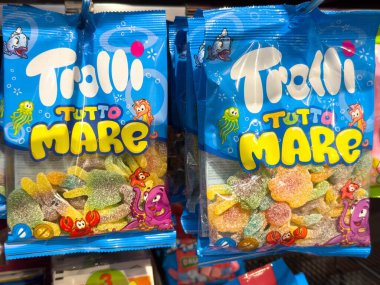 Villach, Avusturya - 21 Ağustos 2025: Parlak renkli Trolli Tutto Mare şekerleme çantası eğlenceli deniz yaratıkları şekilleri ve dokuları sergiliyor, şeker severler için ideal