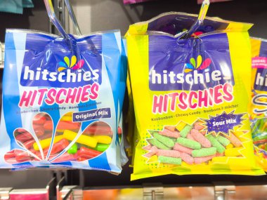 Villach, Avusturya - 21 Ağustos 2025: Orijinal ve ekşi karışımlı iki çuval Hitsches, bir mağaza rafında belirgin bir şekilde sergileniyor, canlı renkleri ve çekici tasarımları vurgulanıyor