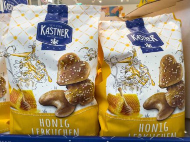 Villach, Avusturya - 21 Ağustos 2025: Kastner ballı zencefilli kurabiyeler güzel paketlenmiş, canlı renkler ve geleneksel tasarımlar sunuluyor, bayram kutlamaları için ideal.