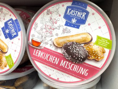 Villach, Avusturya - 21 Ağustos 2025: Kastner kurabiye kutusu çeşitli Lebkuchen zencefilli çörekleri, gösterişli tasarım ve lezzetli tatlarla dolu