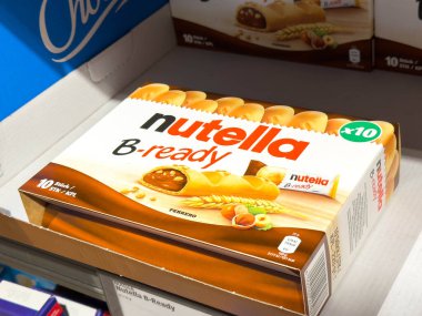 Villach, Avusturya - 21 Ağustos 2025: Nutella B-hazır abur cubur kutusu perakende rafında sergileniyor, cazip çikolata ve fındık aromaları vurgulanıyor