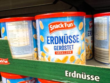 Villach, Avusturya - 21 Ağustos 2025: Açık mavi renkli abur cubur fındıkları, çekici ambalaj ve ürün bilgilerini ön plana çıkaran süpermarket raflarında sergilenebilir