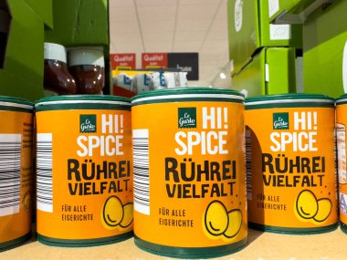 Villach, Avusturya - 21 Ağustos 2025: Yumurta yemeği çeşitlerinin yer aldığı parlak renkli baharat kutuları, mutfak yaratıcılığı ve lezzet keşiflerini davet eden bir market rafında sergileniyor