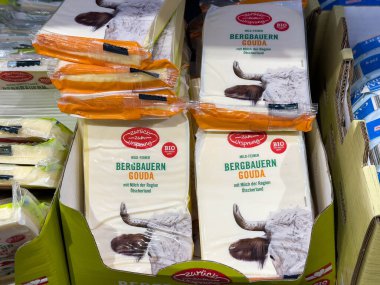 Villach, Avusturya - 21 Ağustos 2025: Zuritsch Bergbauern Gouda peynir paketleri, organik süt kalitesi ve çekici ambalajları vurgulayarak bir markette düzenli olarak düzenlenmektedir