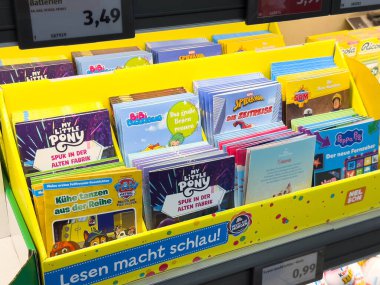 Villach, Avusturya - 21 Ağustos 2025: Canlı bir perakende ortamında okuma ve yaratıcılığı teşvik eden My Little Pony ve diğer karakterleri içeren parlak renkli çocuk kitabı sergisi