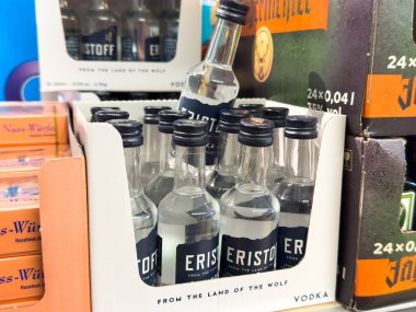 Villach, Avusturya - 21 Ağustos 2025: Eristoff votka şişeleri bu özel votkanın belirgin markasını ve ambalajını vurguluyor