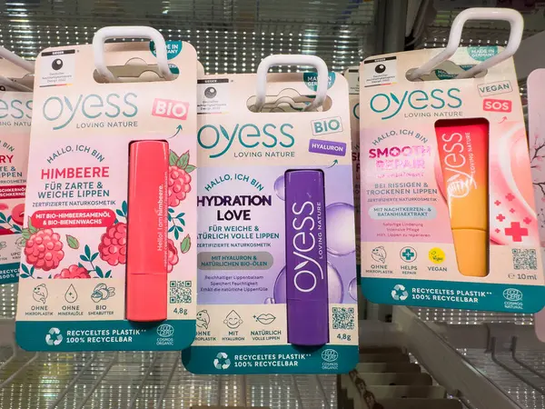 Villach, Avusturya - 21 Ağustos 2025: Oyess dudak bakım ürünleri renkli ambalajlar ve sağlıklı dudaklar için doğal malzemelerin vurgulandığı bir rafta sergileniyor
