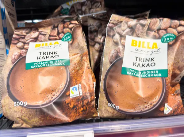 Villach, Avusturya - 21 Ağustos 2025: BILLA Trink Kakao Kakao içecek karışımı paketleri süpermarket raflarında sergileniyor, zengin lezzet ve Fairtrade sertifikası vurgulanıyor
