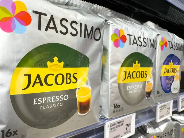 Villach, Avusturya - 21 Ağustos 2025: Jacobs Espresso kahve kapsülleri renkli Tassimo ambalajları ve çekici görsellerin yer aldığı bir süpermarket rafında belirgin bir şekilde sergilenmektedir