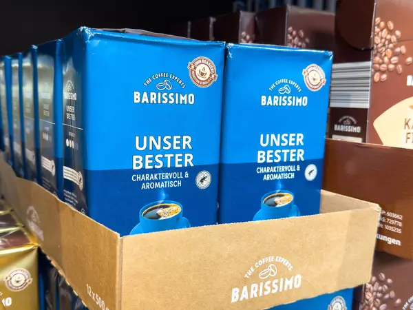 Villach, Avusturya - 21 Ağustos 2025: Barissimo kahve kutuları, koyu mavi ambalajlar ve kahve aşıkları için göz alıcı markalar içeren bir mağaza rafında düzenli olarak düzenlendi