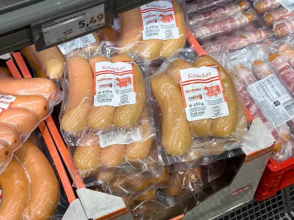 Villach, Avusturya - 21 Ağustos 2025: Paketlenmiş Knacker sosisleri bir markette düzenleniyor, kolay görülebilmek için taze et ürünlerini şeffaf plastikle işaretliyorlar