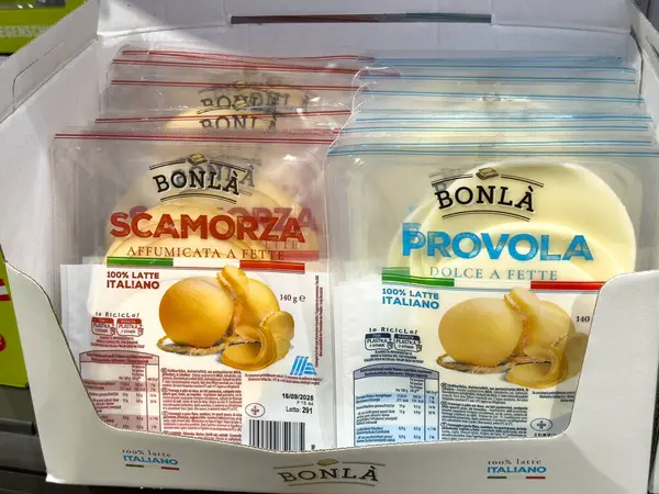 Villach, Avusturya - 21 Ağustos 2025: Bonla peyniri çeşitleri Scamorza ve Provola, çekici ambalaj ve tazeliklerinin altını çizerek bir perakende satış kutusuna yerleştirilmiştir.