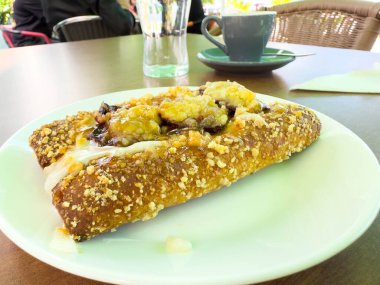 Fındıklı tarçınlı çörek ve açık hava masasında kahve..