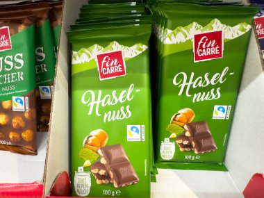 Villach, Avusturya - 24 Ağustos 2025: Fin Carre fındık çikolataları çekici yeşil ambalajlarını ve kaliteli malzemelerini vurgulamak üzere bir mağazada düzenli olarak düzenlenmiştir.