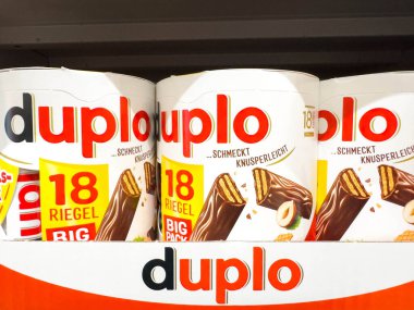Villach, Avusturya - 24 Ağustos 2025: Duplo çikolataları süpermarket raflarında sergileniyor, fındık dolgulu ikramlar ve parlak renkler sunuluyor