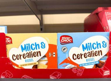 Villach, Avusturya - 24 Ağustos 2025: Bay Choc gevrekleri canlı ambalajlar ve çekici atıştırmalık seçenekleri içeren bir süpermarket rafında düzenli olarak düzenlenmiştir