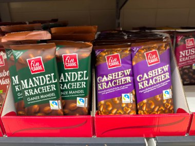 Villach, Avusturya - 24 Ağustos 2025: Fin Carre bademi ve kaju çerezleri süpermarket raflarında renklendirilmiş ambalaj ve ürün çeşitliliği vurgulanıyor