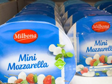 Villach, Avusturya - 24 Ağustos 2025: Markette sergilenen Milbona Mini Mozzarella peynir ambalajı canlı renkleri ve çekici tasarımı vurguluyor